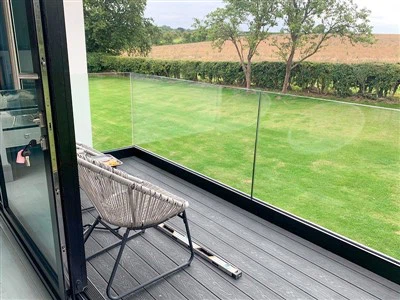 Balustradă din sticlă fără ramă